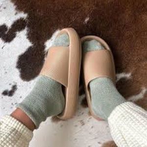 Sootheez Slippers 7.5-8